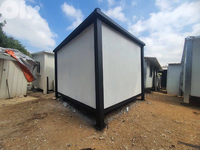 Black & White Prefab -منزل جاهز أبيض وأسود 1