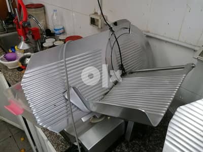 مكنتان لقص الجنبون والجبنة