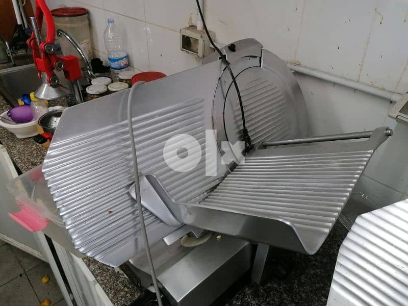 مكنتان لقص الجنبون والجبنة 0