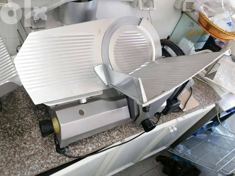 مكنتان لقص الجنبون والجبنة 1