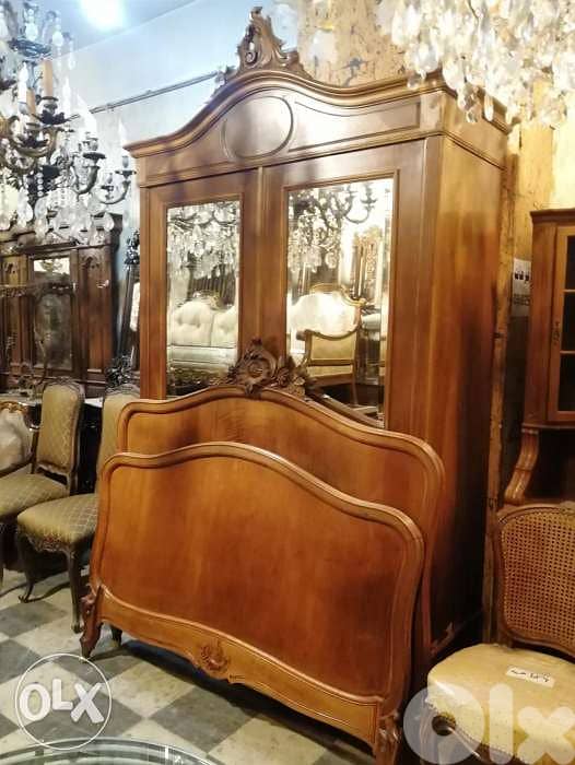 غرفة نوم مميزة فرنسية الصنع انتيك خشب جوز تحفة انتيك رائعة جدا سعر لقط 0