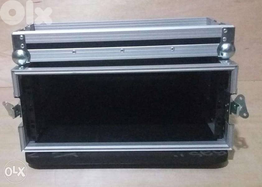 Flight case 4 u double door 1