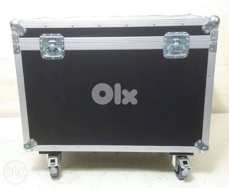 Flight case multi use int. dimensions 80cm x 55cm x 50cm with castors 1
