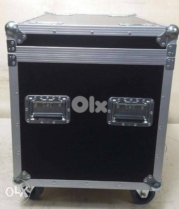 Flight case multi use int. dimensions 80cm x 55cm x 50cm with castors 2