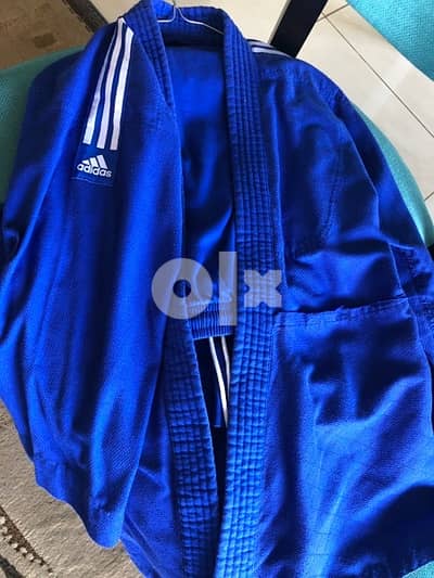 tenu de judo taille 160-170 adidas original (comme nouveau)