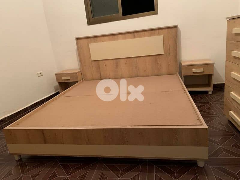 تخت مجوز مع كمدينات صغار اتنين 0