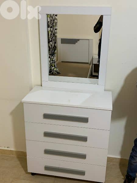 تخت مفرد مع شفنيرة مع مرايا 1