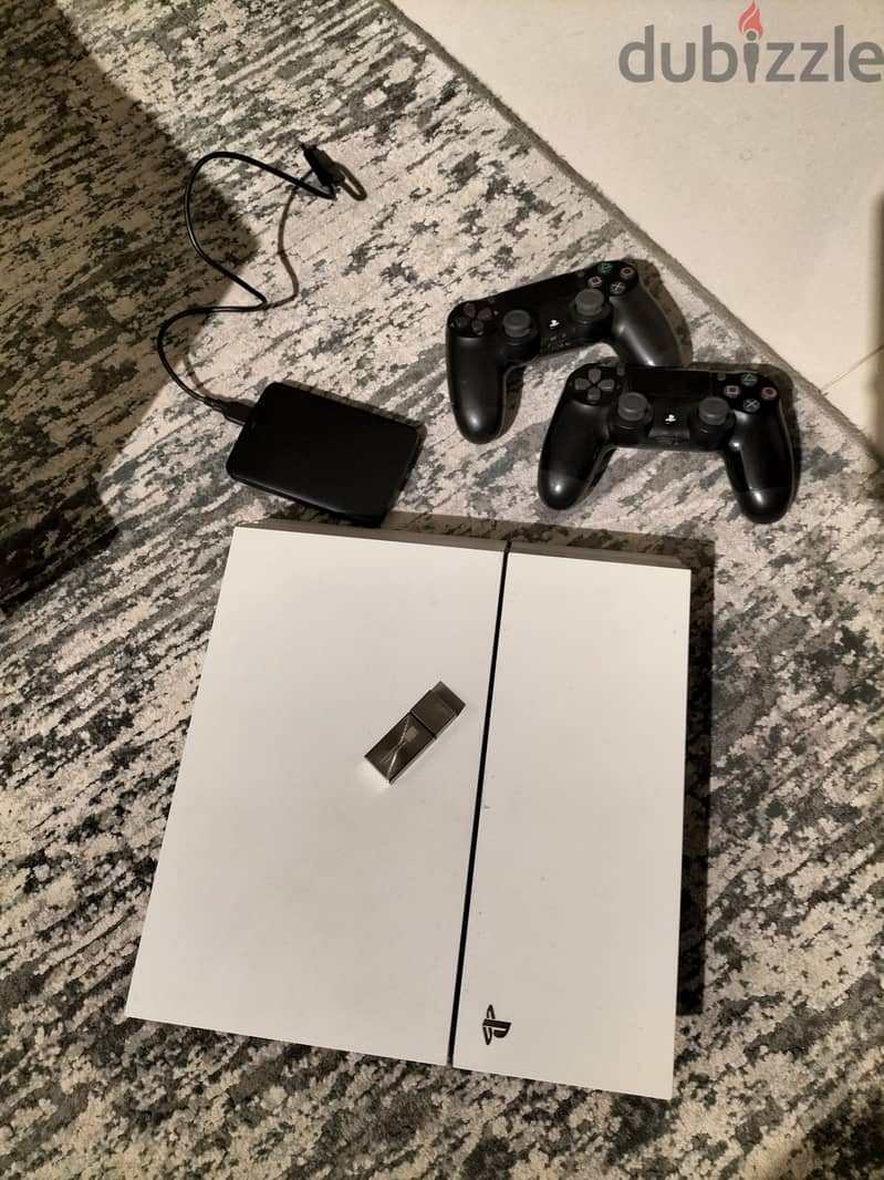 PS4 cracked(Crack USB - 2 controllers- 1Tb toshiba hardisk with games) 1