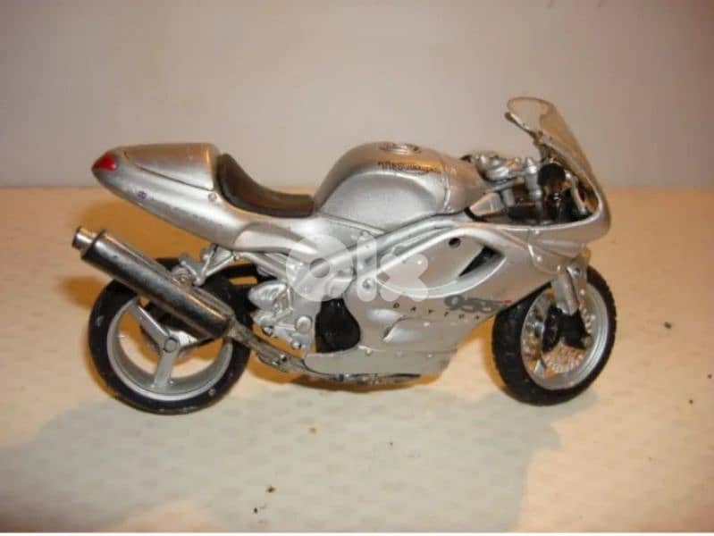 Triumph Daytona 955i diecast motorcycle model 1;18. 1