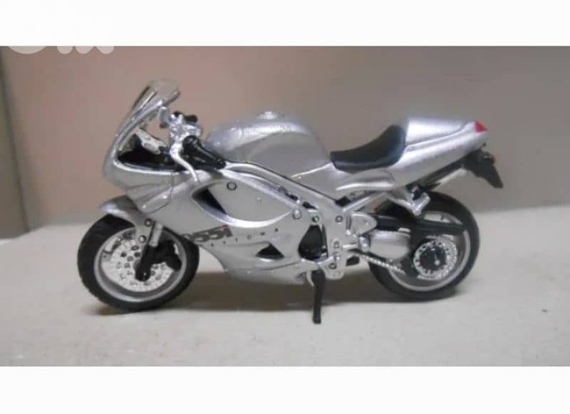 Triumph Daytona 955i diecast motorcycle model 1;18. 2