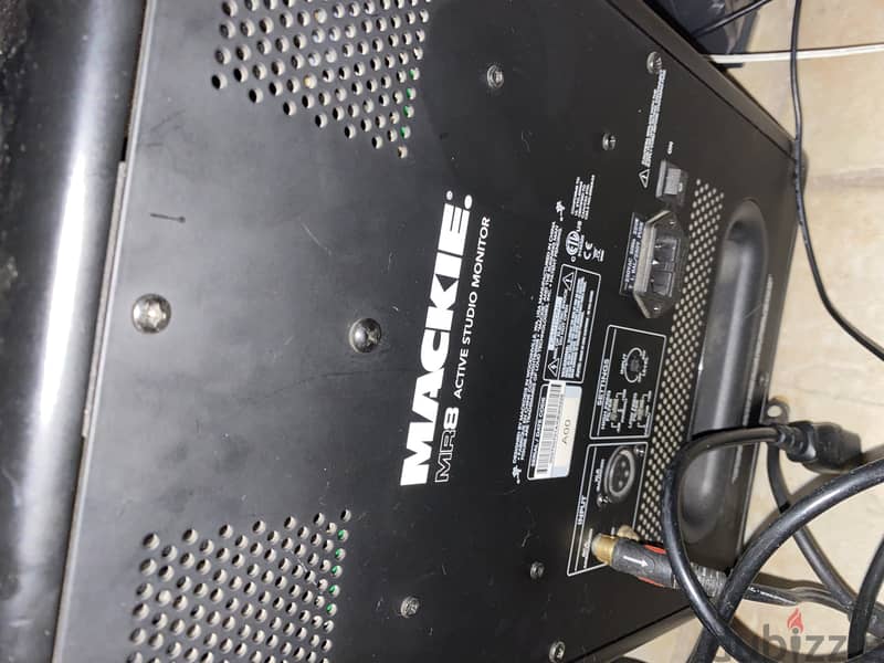 Mackie MR8 Active Studio Monitor 1