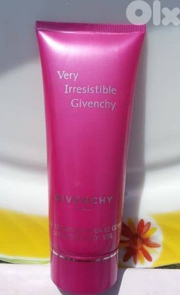Givenchy very irresistible 100ml body lotion  1=7$ or 3=15$ 1