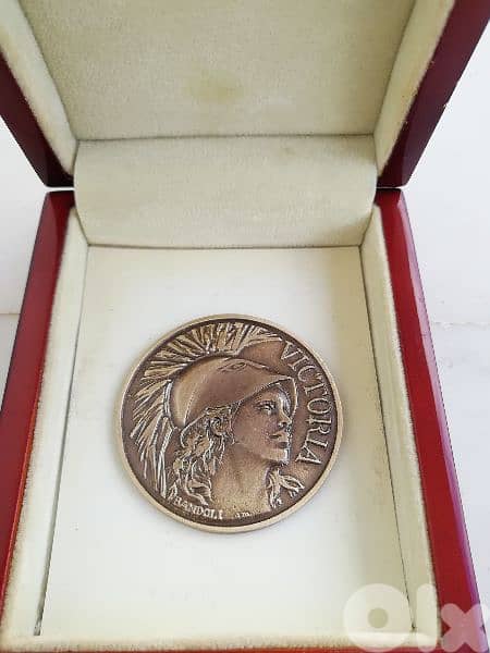 ميدالية الملكة فيكتوريا antique 0