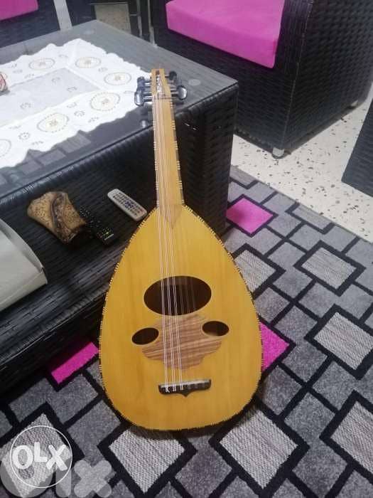 عود صناعه الاستاذ ابراهيم سكر شبه جديد صوت رخيم اوتار لابيلا جداد 0