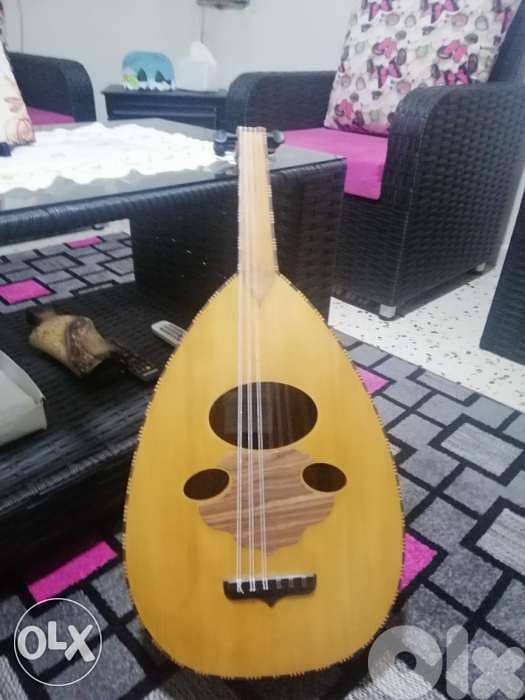 عود صناعه الاستاذ ابراهيم سكر شبه جديد صوت رخيم اوتار لابيلا جداد 2