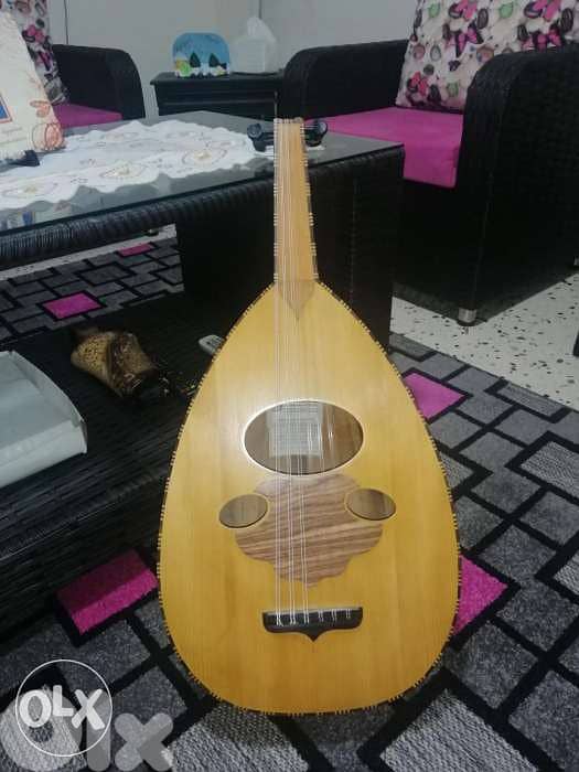 عود صناعه الاستاذ ابراهيم سكر شبه جديد صوت رخيم اوتار لابيلا جداد 3