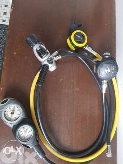 Aqualung regulator with Suunto Spg depth gauge and compass