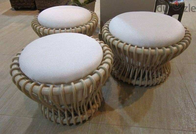 stool in rattan 0