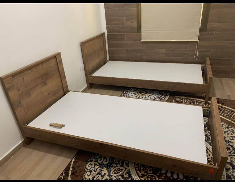 تخت مفرد أو مفرد ونص جديد من المعمل 0