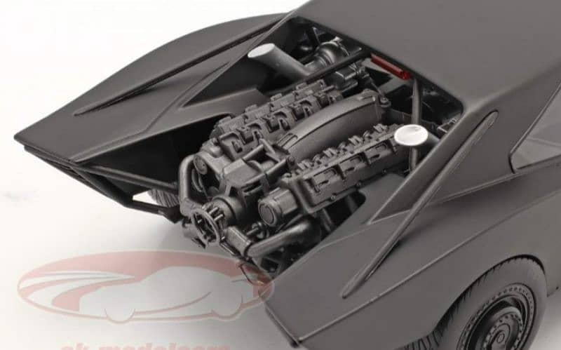 Batmobile with Batman Figure ( Batman 2022) diecast car model 1;18. 4