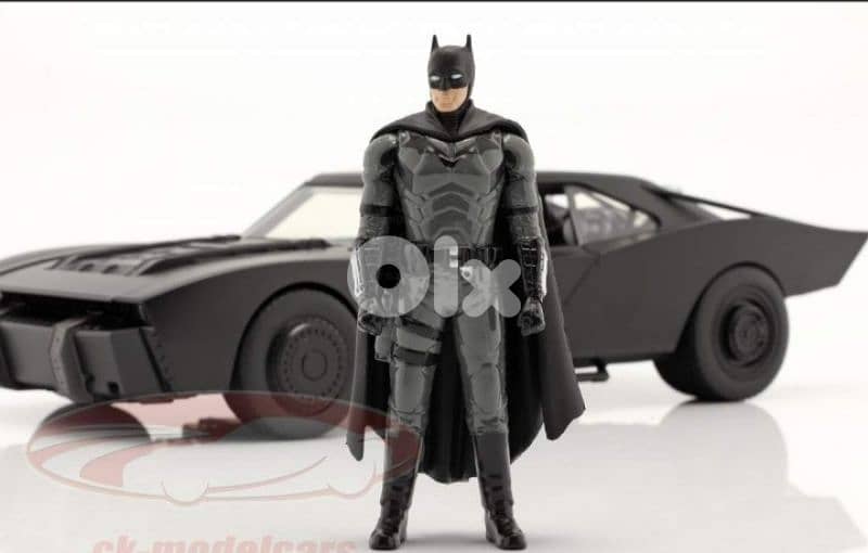 Batmobile with Batman Figure ( Batman 2022) diecast car model 1;18. 5