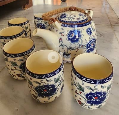 Exquisite Chinese tea pot and mugs