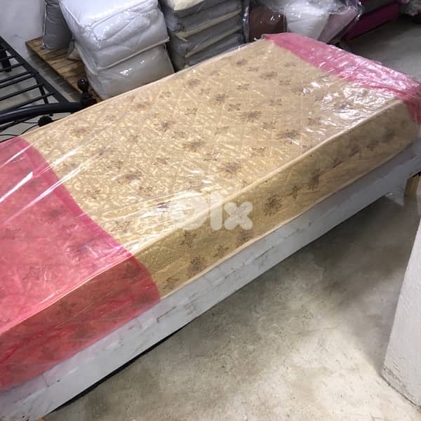 تخت مفرد مع فرشه 0