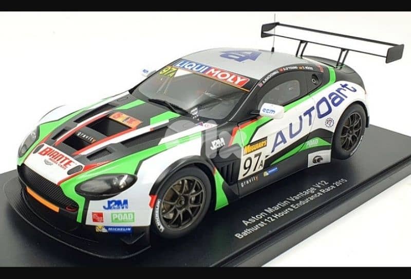 Aston Martin Vantage V12 diecast car model 1;18. 0