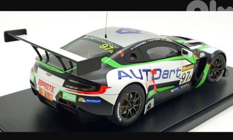 Aston Martin Vantage V12 diecast car model 1;18. 2