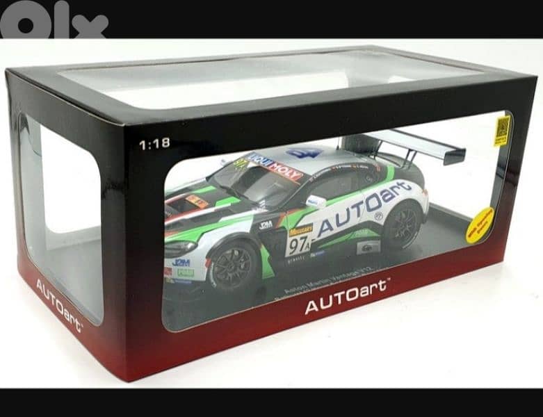 Aston Martin Vantage V12 diecast car model 1;18. 4