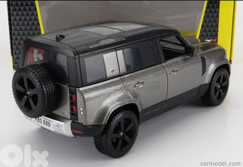 Land Rover Defender 110 diecast car model 1:24. 2