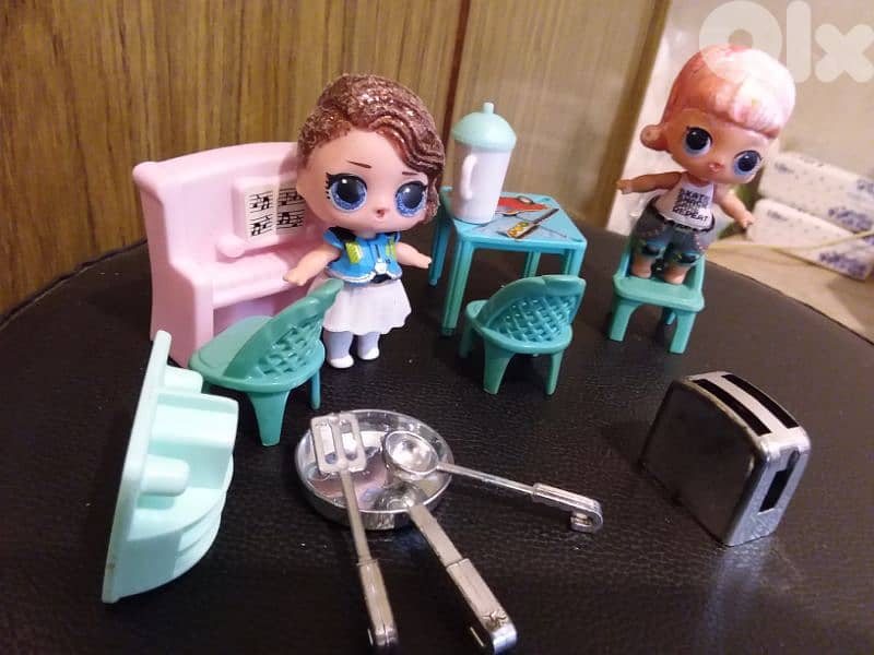 2 LOL MGA weared dolls+small table+3 chairs+piano+toaster+pot spoon=23 0