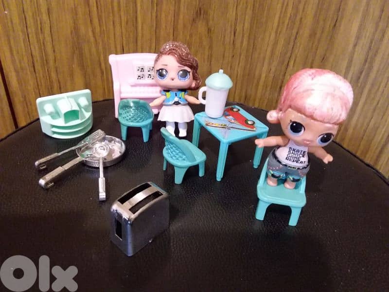 2 LOL MGA weared dolls+small table+3 chairs+piano+toaster+pot spoon=23 4