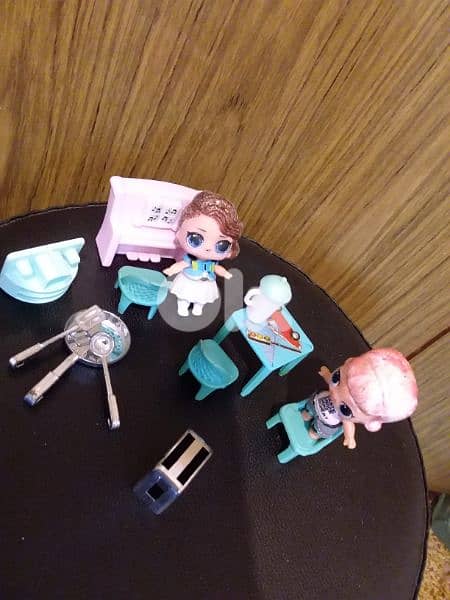 2 LOL MGA weared dolls+small table+3 chairs+piano+toaster+pot spoon=23 2
