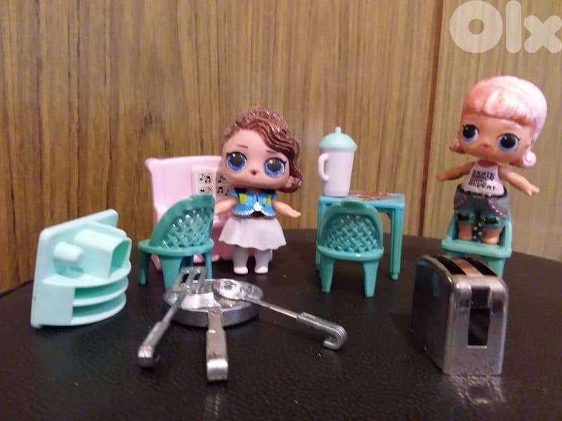 2 LOL MGA weared dolls+small table+3 chairs+piano+toaster+pot spoon=23 5