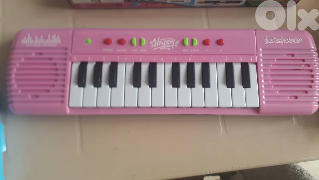 Piano, Truck, Ludo, plane, poupée 7