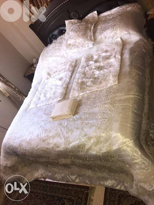 كوفورليه عرايسي جديد (مع ٣ مخدات وزوج شراشف) 1