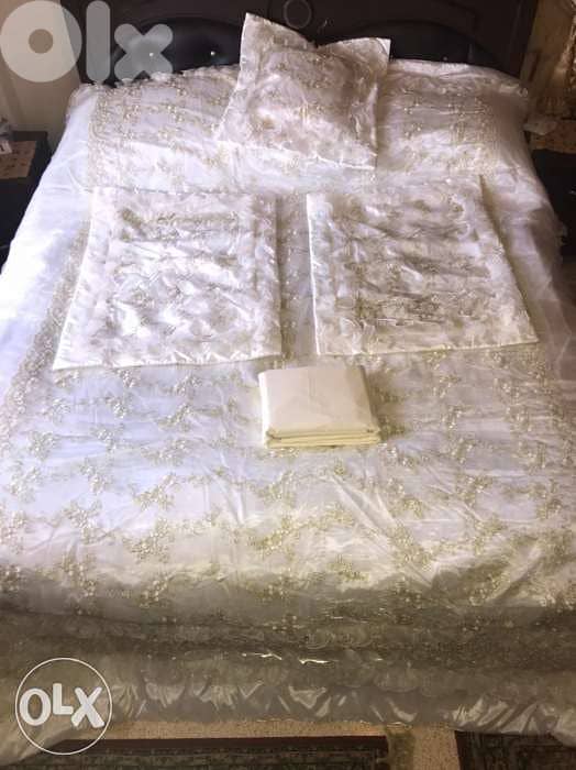 كوفورليه عرايسي جديد (مع ٣ مخدات وزوج شراشف) 2