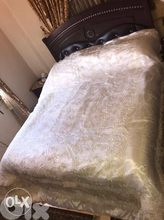 كوفورليه عرايسي جديد (مع ٣ مخدات وزوج شراشف) 4