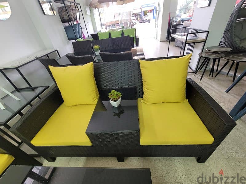 Love seat with center table  رزين مقعد مزدوج مع طاولة نص 0