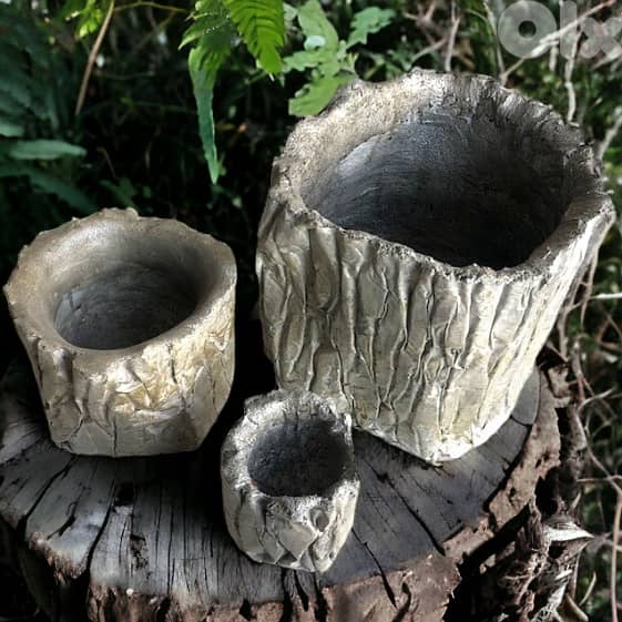 Small round concrete planters 0