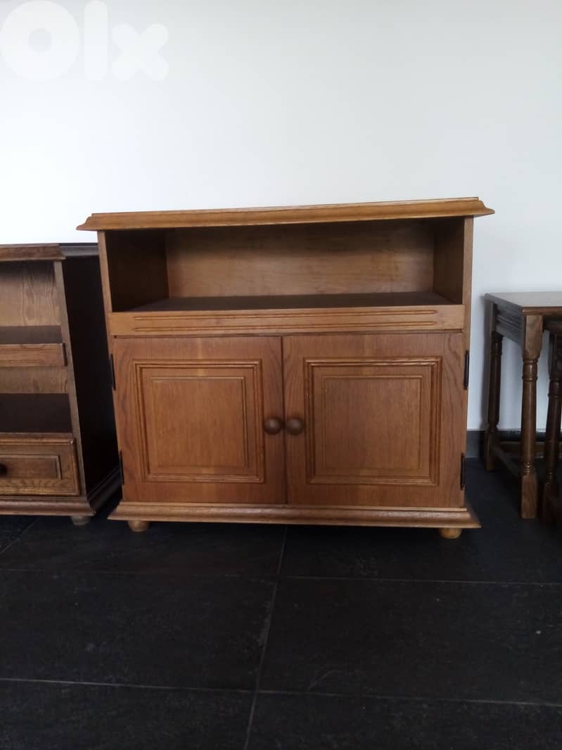 للمكتب او غرفة الجلوس خزانة من خشب ماسيف السعر الخاص $60 0