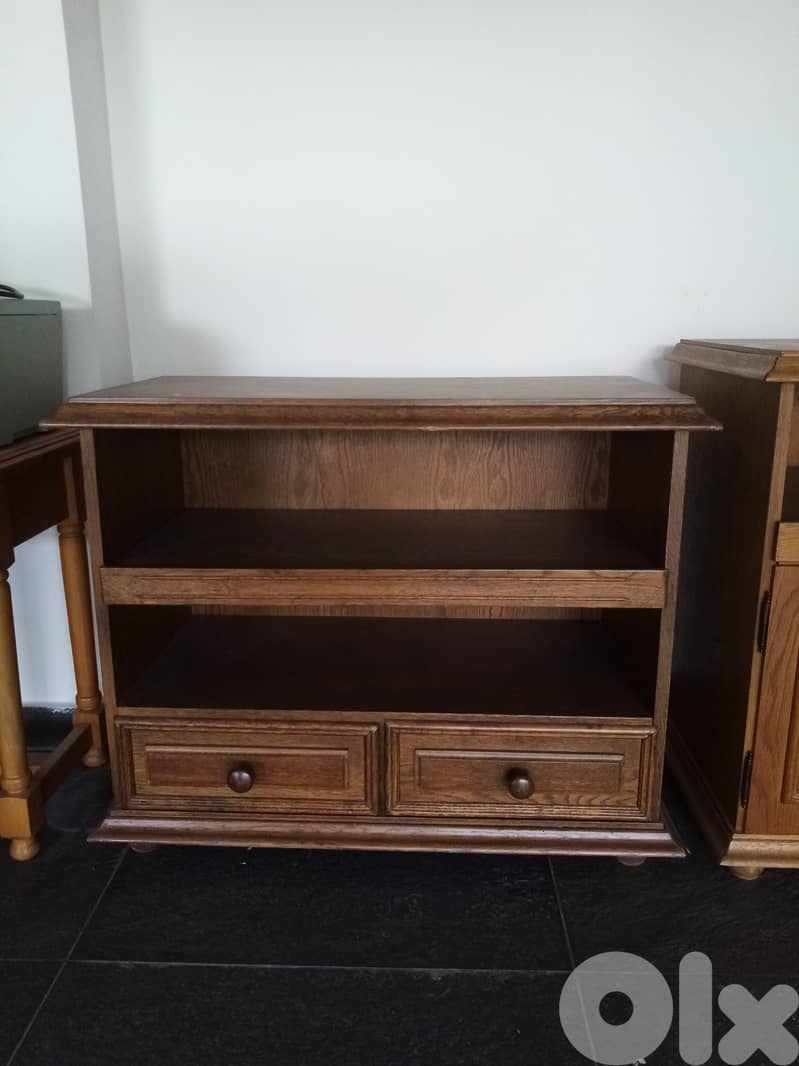 للمكتب او غرفة الجلوس خزانة من خشب ماسيف السعر الخاص $60 1