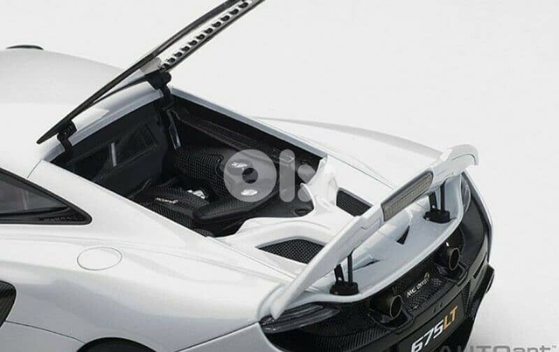 Mclaren 675LT diecast car model 1;18. 8