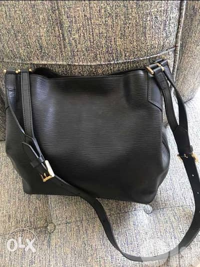 Louis vuitton authentic épi leather mandara MM