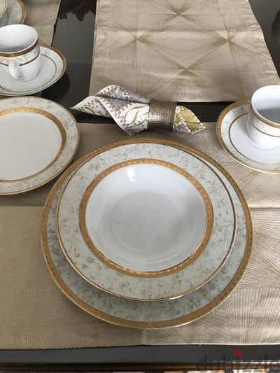 Grand dinner set like new. Fine porcelain