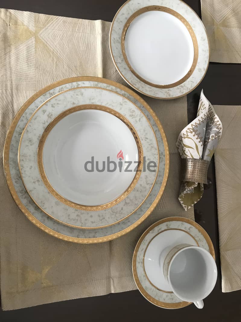 Grand dinner set like new. Fine porcelain 1
