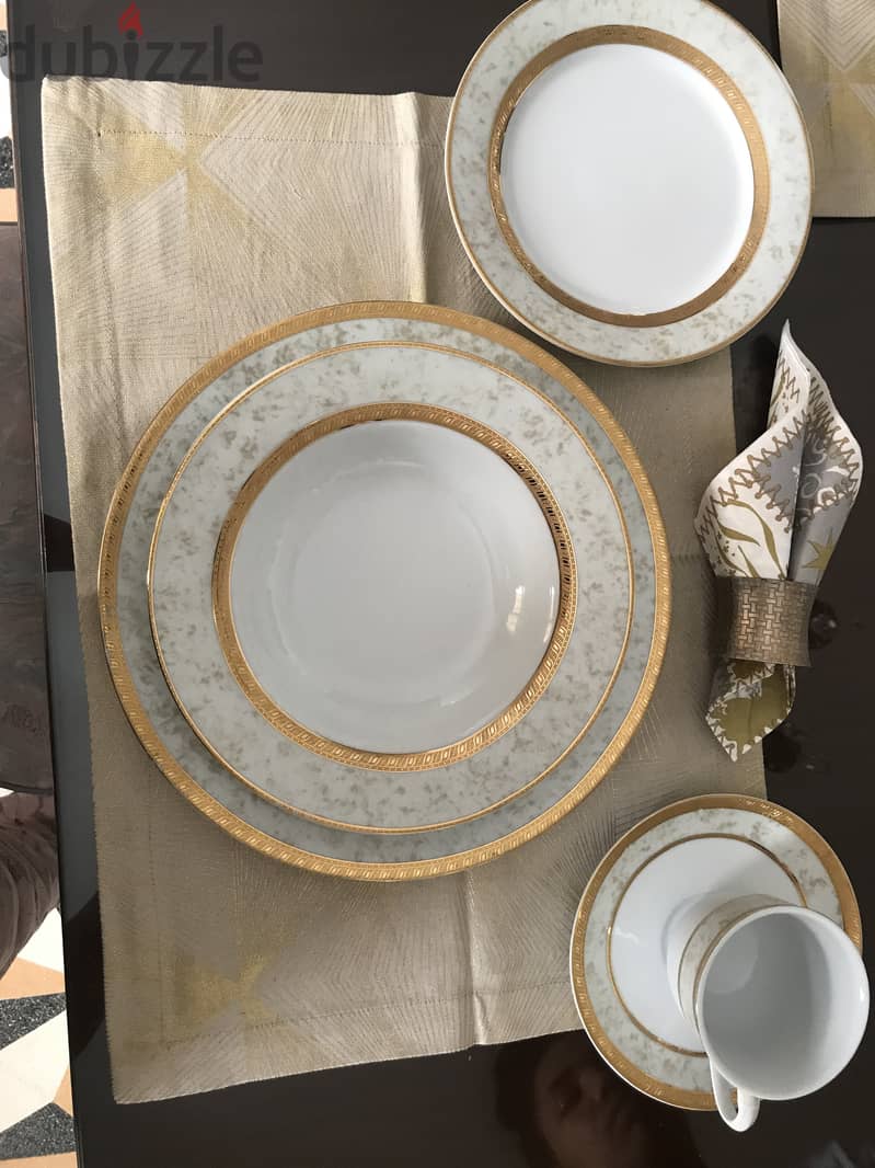 Grand dinner set like new. Fine porcelain 2