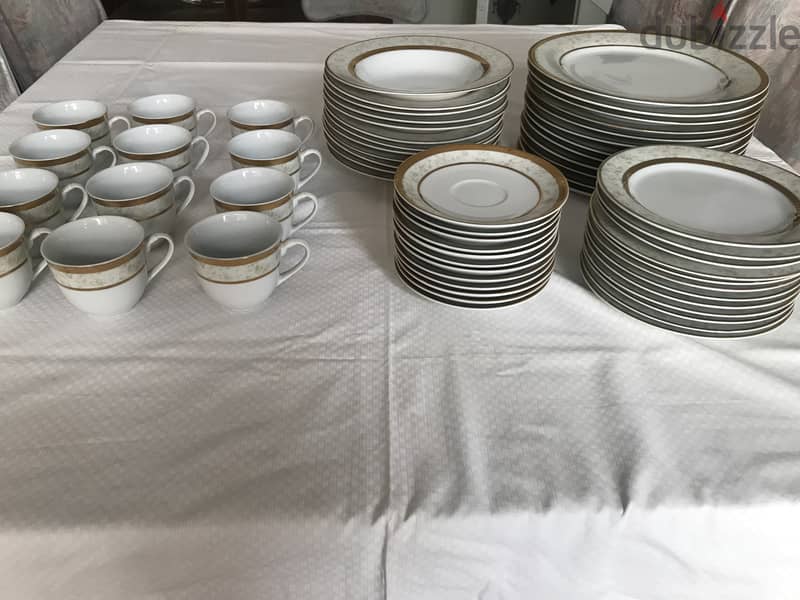 Grand dinner set like new. Fine porcelain 3