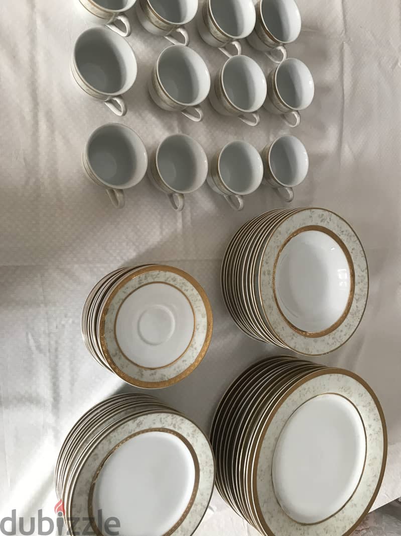 Grand dinner set like new. Fine porcelain 4